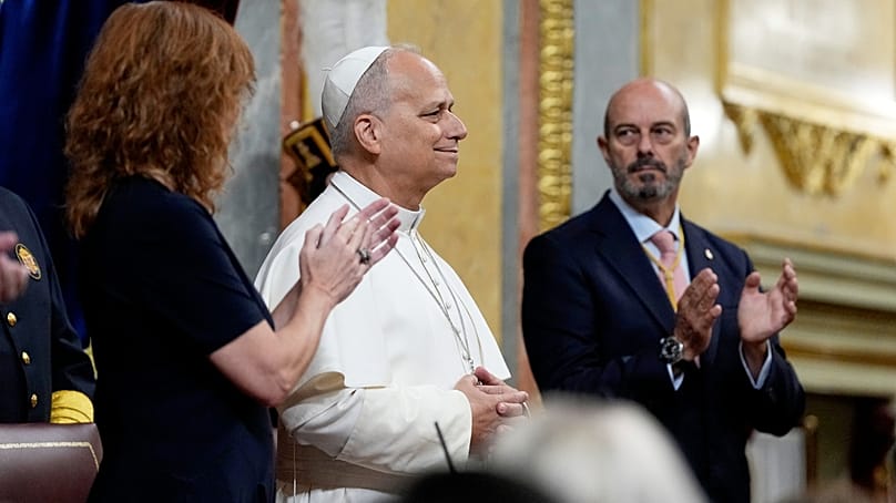 El Papa León está flanqueado por Francina Armengol y Pedro Rollán Ojeda, presidente del Senado de España, en Madrid, el lunes 8 de junio de 2026. (Foto AP/Alessandra Tarantino