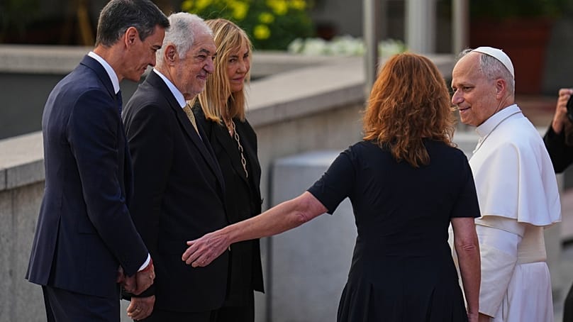 El Papa, a la derecha, es recibido por la presidenta del Parlamento, el presidente del Gobierno y otras autoridades en Madrid, España, el lunes 8 de junio de 2026.