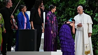 Sara Baras, İspanyol flamenko dansçısı ve koreograf, sağdan dördüncü, Madrid'deki buluşma sırasında Papa Leo XIV ile selamlaşıyor