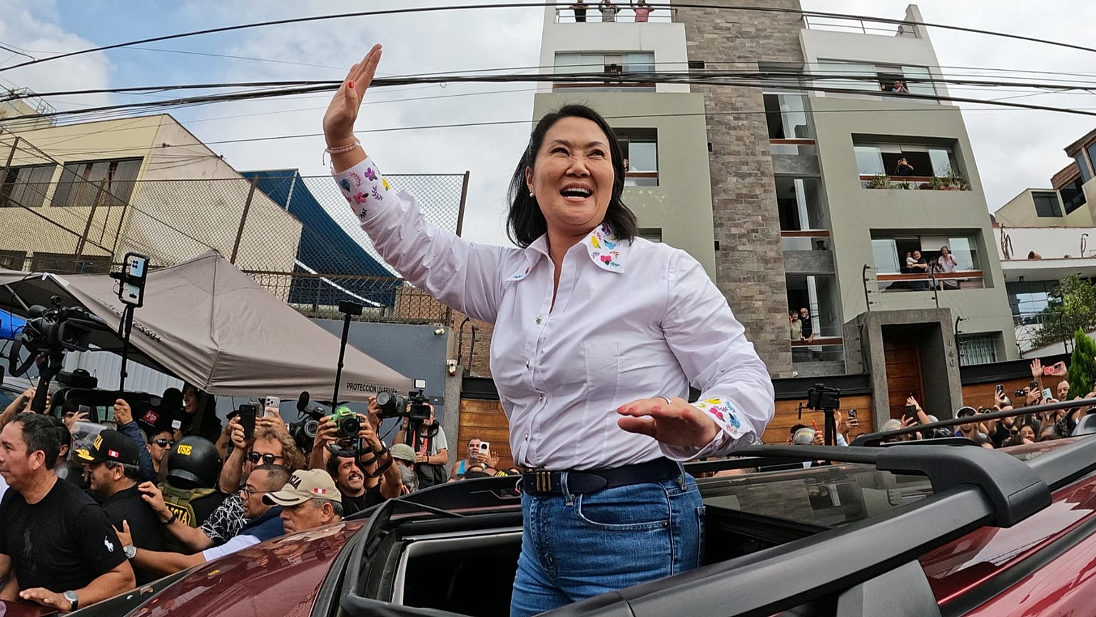 La candidata Keiko Fujimori, del partido Fuerza Popular, saluda tras votar durante la segunda vuelta de las elecciones presidenciales en Lima, Perú, el 7 de junio.