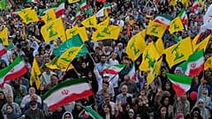 يرفع مشاركون أعلام إيران وحزب الله خلال مهرجان في طهران، الخميس 4 يونيو/حزيران 2026.