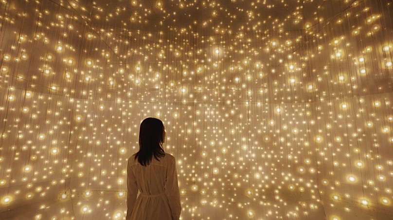 'Massless Suns and Dark Suns' yerleştirmesi, teamLab