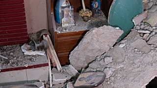 Ζημιές σε σπίτι στη Δαφνούσα Ευβοίας μετά τις σεισμικές δονήσεις 4,8 και 5,2 βαθμών της κλίμακας Ρίχτερ, Κυριακή 7 Ιουνίου 2026. 