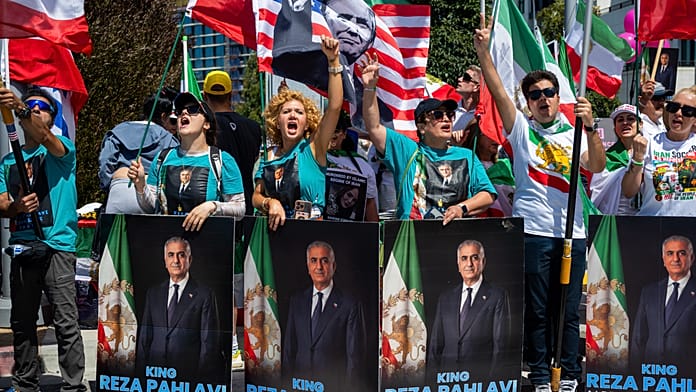 Iraníes protestan ante un estadio del Mundial antes del part