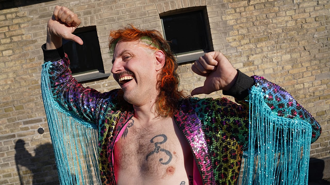 Danimarka Mullet Şampiyonası'nda yarışmacı Martin Sedolf, profesyonel güreşçi karakteri "Benny Bacchus" olarak sahne alıyor