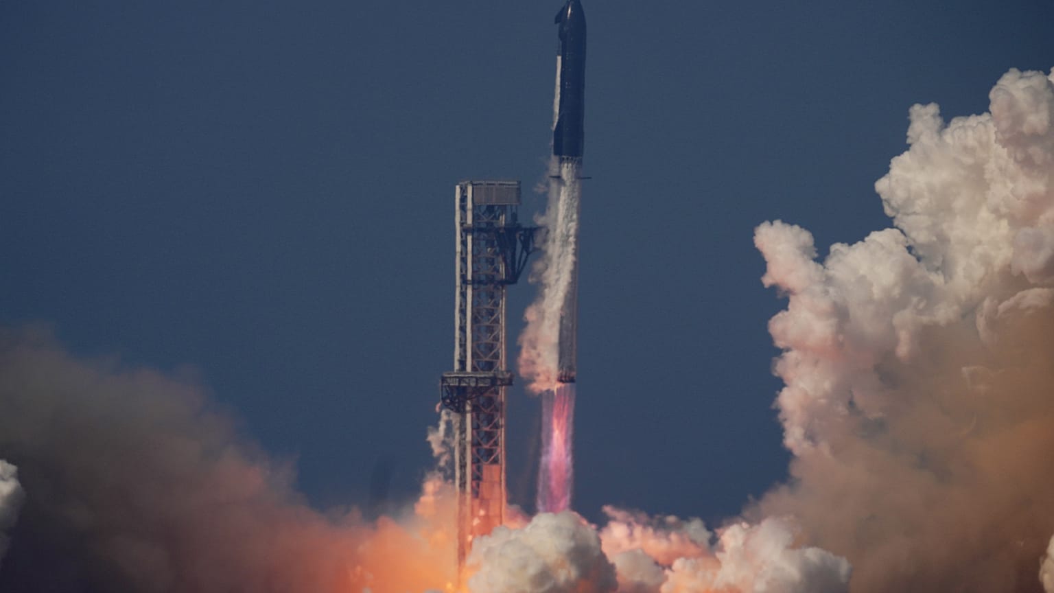 Il mega razzo Starship di SpaceX effettua un volo di prova a Starbase, in Texas, il 22 maggio 2026