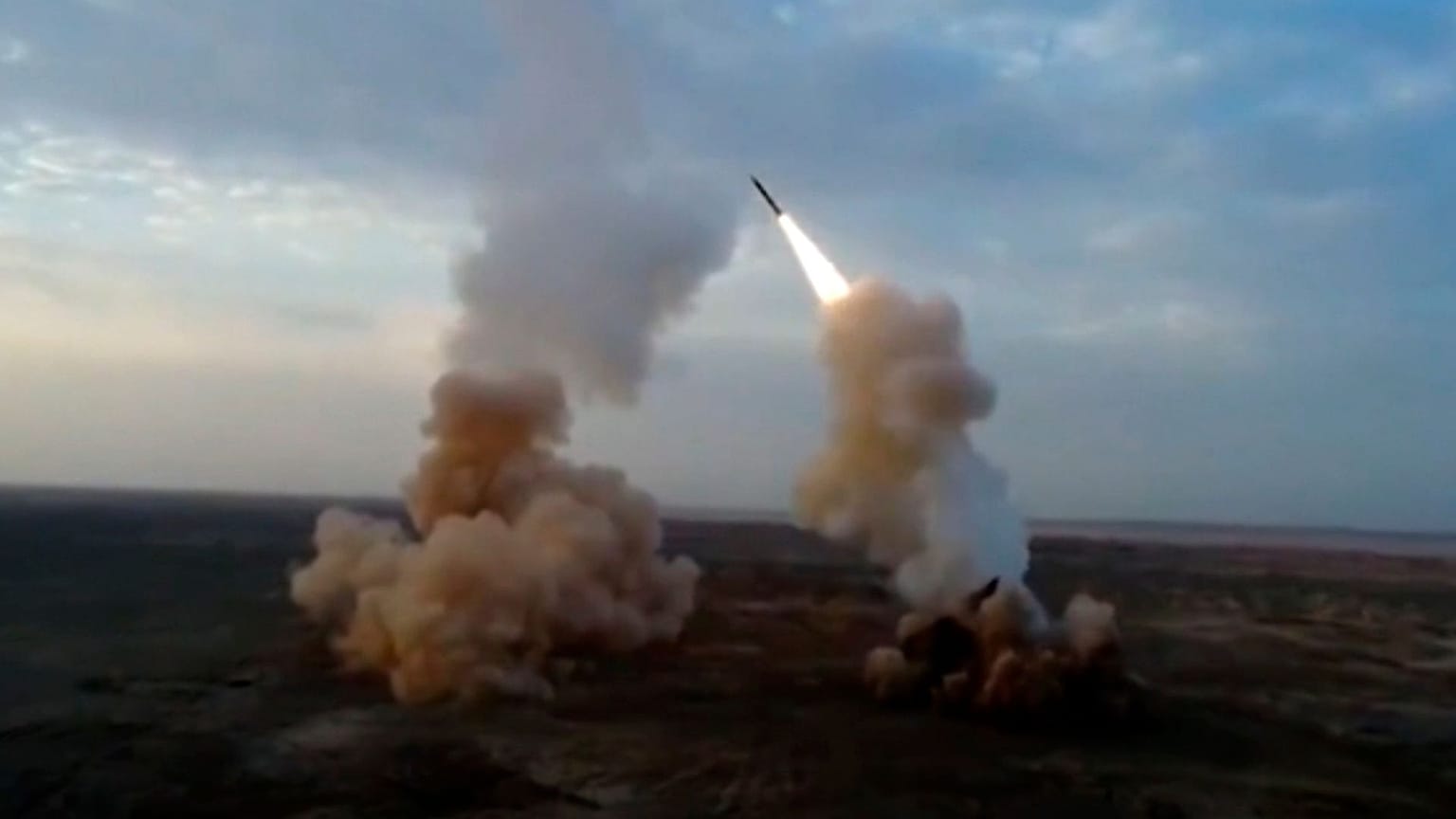 Cette image montre le tir de missiles balistiques souterrains par les Gardiens de la révolution iranienne lors d'un exercice militaire. Les Gardiens de la révolution ont tiré