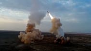 Questa immagine mostra missili balistici lanciati da basi sotterranee dai Guardiani della Rivoluzione iraniani durante un'esercitazione militare. La forza.
