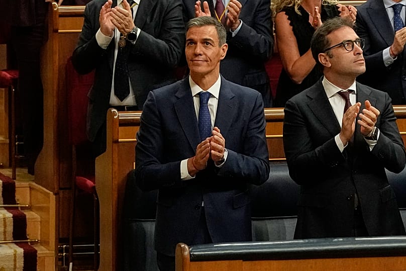 Il premier spagnolo Pedro Sánchez applaude durante l'incontro tra Papa Leone XIV e i membri del Parlamento spagnolo al Congresso dei Deputati, a Madrid, lunedì 8 giugno 2026. 