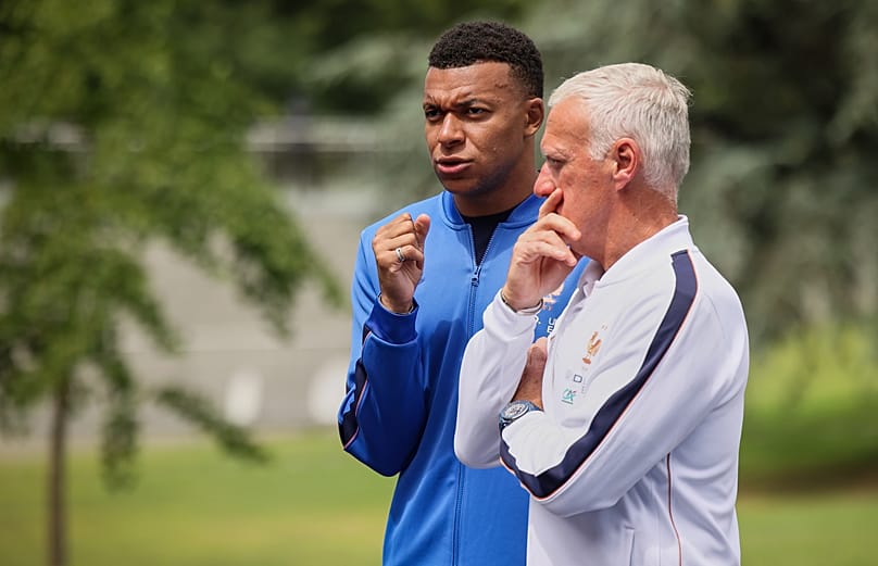 Le sélectionneur français Didier Deschamps et Kylian Mbappé attendent le président français Emmanuel Macron et Brigitte Macron au centre d’entraînement de Clairefontaine, le 2 juin 2026