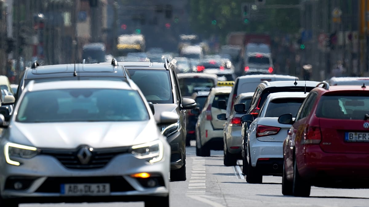 Seven EU countries push Brussels to resist further weakening of car emission targets