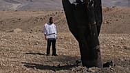 رجل ينظر إلى حطام صاروخ إيراني سقط بالقرب من مدينة أريحا بالضفة الغربية يوم الاثنين 8 يونيو 2026. 
