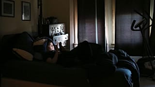 رجل يستخدم هاتفه في منزله بمدينة نيويورك
