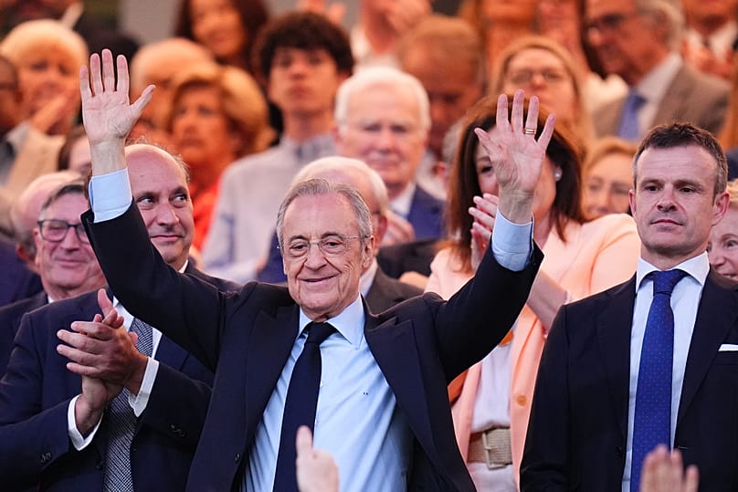 El presidente del Real Madrid, Florentino Pérez, reacciona antes de un partido de fútbol de La Liga entre el Real Madrid y el Athletic, celebrado en Madrid, España, el sábado.