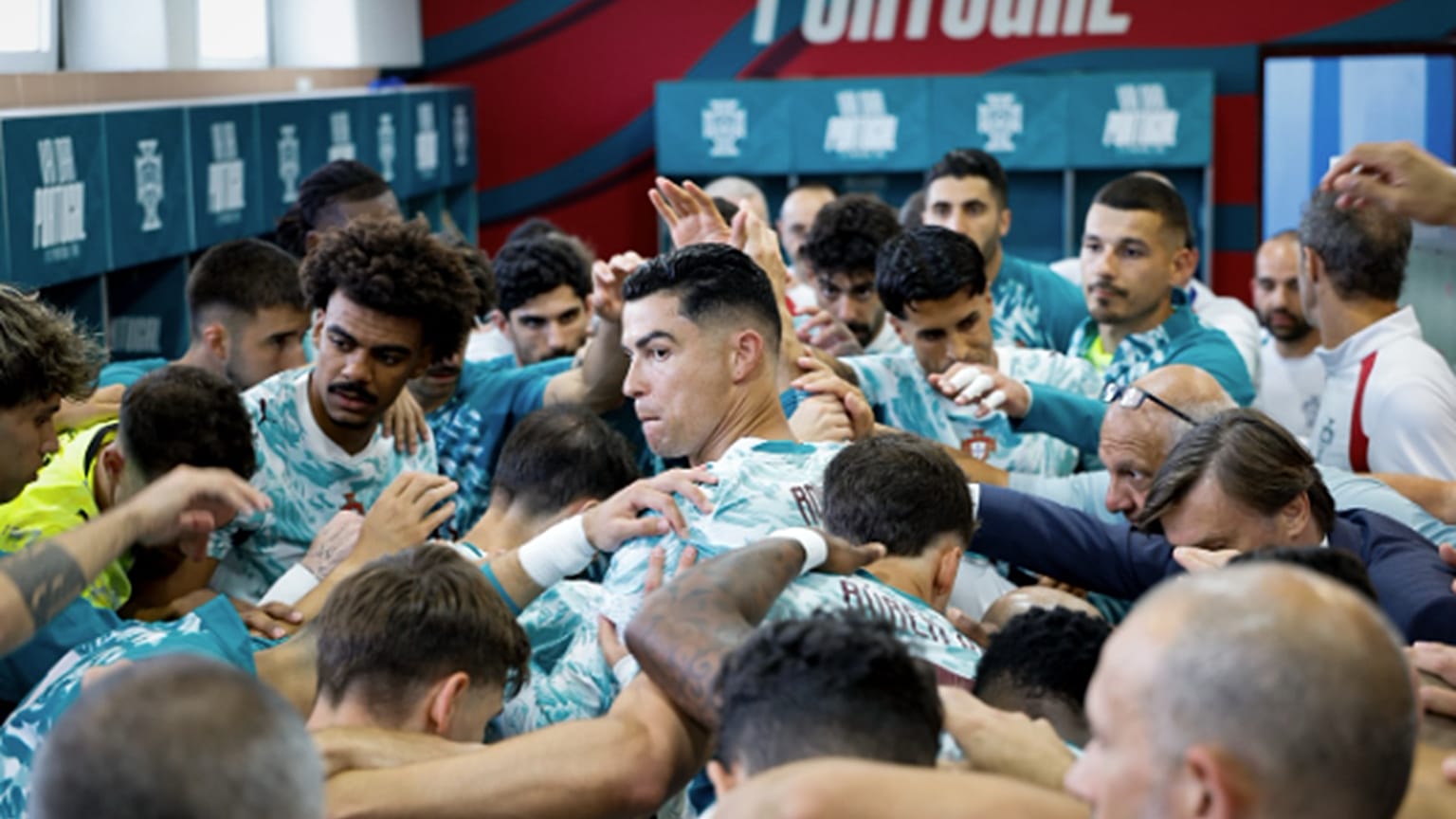 Cristiano Ronaldo e o restante grupo da seleção nacional