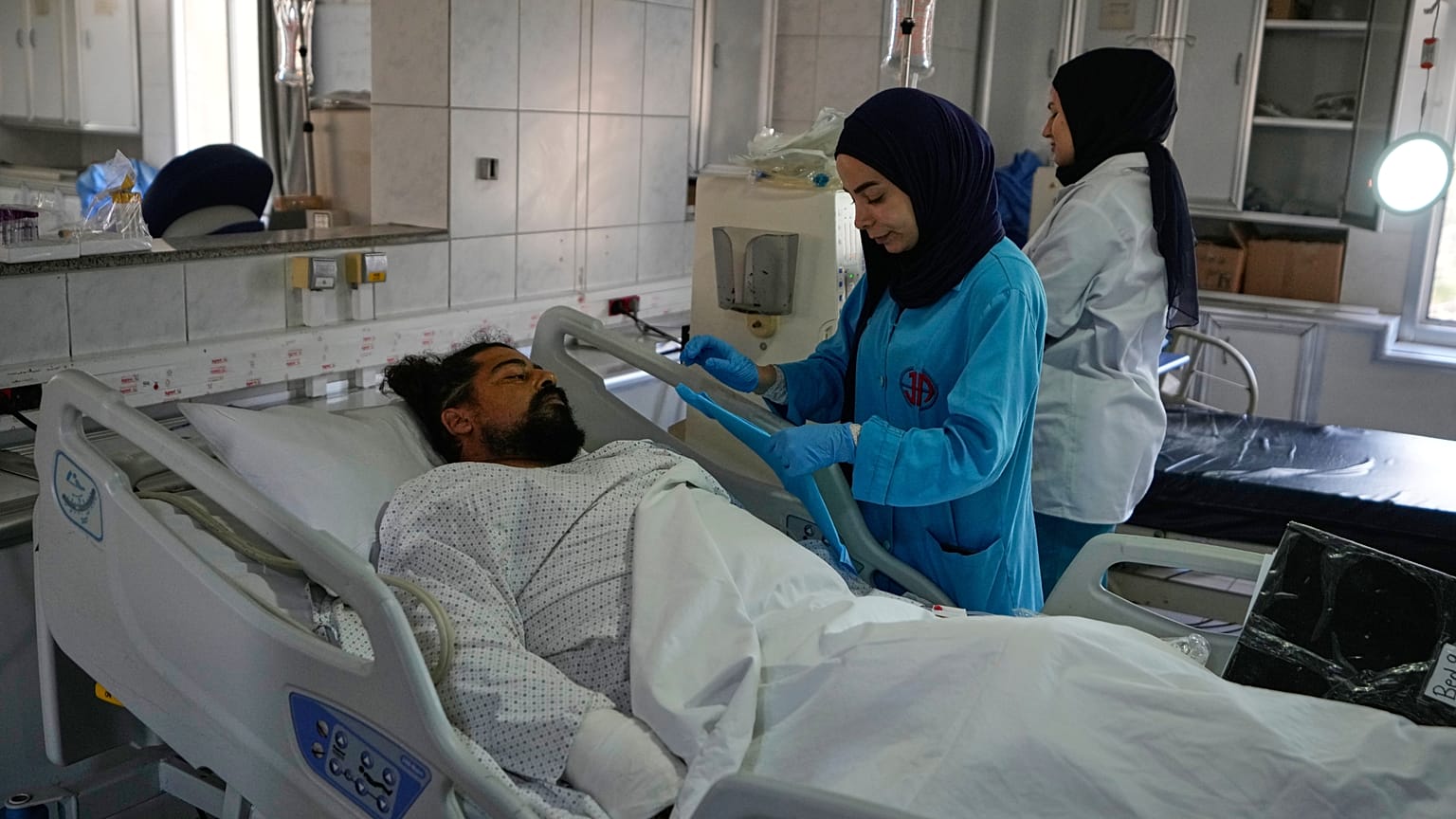 ممرضة تعالج جريحاً داخل مستشفى جبل عامل المتضرر في مدينة صور جنوب لبنان، عقب غارة إسرائيلية استهدفت مبنى مجاور، الثلاثاء 2 يونيو/حزيران 2026.