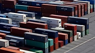 Des conteneurs sont empilés au terminal Port 2000 du port du Havre 