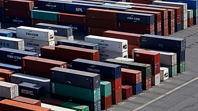Contenedores apilados en la terminal Port 2000 del puerto de El Havre