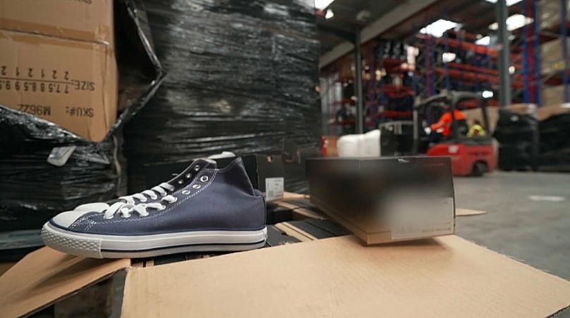 Una delle paia di scarpe contraffatte appena tirata fuori dal cartone