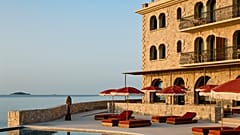 Das Hotel bietet 93 Zimmer in drei Stilrichtungen, alle unter einem Dach direkt am Hafen.