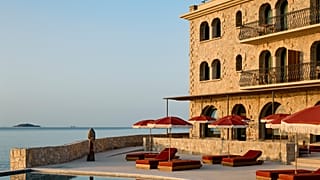 Το ξενοδοχείο διαθέτει 93 δωμάτια σε τρία στιλ διαμονής, όλα σε ένα κτήριο στο λιμάνι