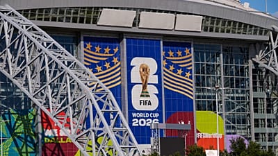 Un cartel del próximo Mundial de 2026 en el estadio AT&T de Arlington, Texas