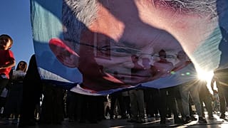ARŞİV: İstanbul’da, 25 Mayıs 2026 Pazartesi günü düzenlenen destek mitinginde insanlar, CHP CHP Genel Başkanı Özgür Özel’in fotoğrafını taşıyor