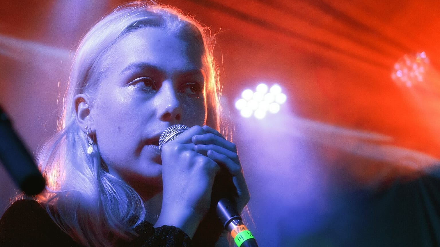 Fãs de Phoebe Bridgers têm de guardar os telemóveis nos concertos deste outono