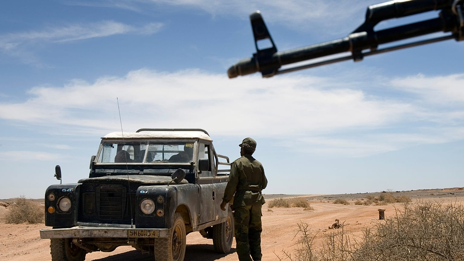 ARCHIVO: Soldados rebeldes del Frente Polisario inspeccionan un coche en un puesto de control en la región de Tifariti, en el Sáhara Occidental, el 20 de mayo de 2008.