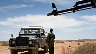 ARCHIVO: Soldados rebeldes del Frente Polisario inspeccionan un coche en un puesto de control en la región de Tifariti, en el Sáhara Occidental, el 20 de mayo de 2008.