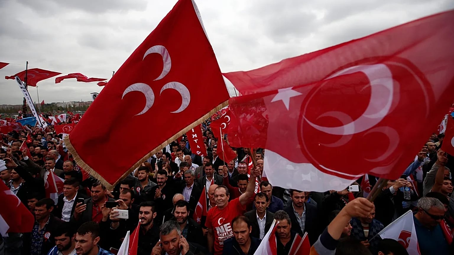 MHP lideri Devlet Bahçeli'nin destekçileri, 1 Kasım genel seçimleri öncesinde İstanbul'da düzenlenen bir mitingde bayrak sallıyor, 18 Ekim 2015. 