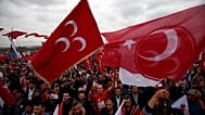 MHP lideri Devlet Bahçeli'nin destekçileri, 1 Kasım genel seçimleri öncesinde İstanbul'da düzenlenen bir mitingde bayrak sallıyor, 18 Ekim 2015. 