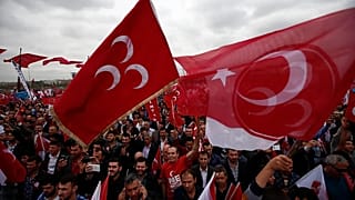 MHP lideri Devlet Bahçeli'nin destekçileri, 1 Kasım genel seçimleri öncesinde İstanbul'da düzenlenen bir mitingde bayrak sallıyor, 18 Ekim 2015. 