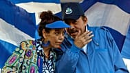 ARCHIVO: El presidente de Nicaragua, Daniel Ortega, y su esposa y vicepresidenta, Rosario Murillo, encabezan una manifestación en Managua, el 5 de septiembre de 2018.