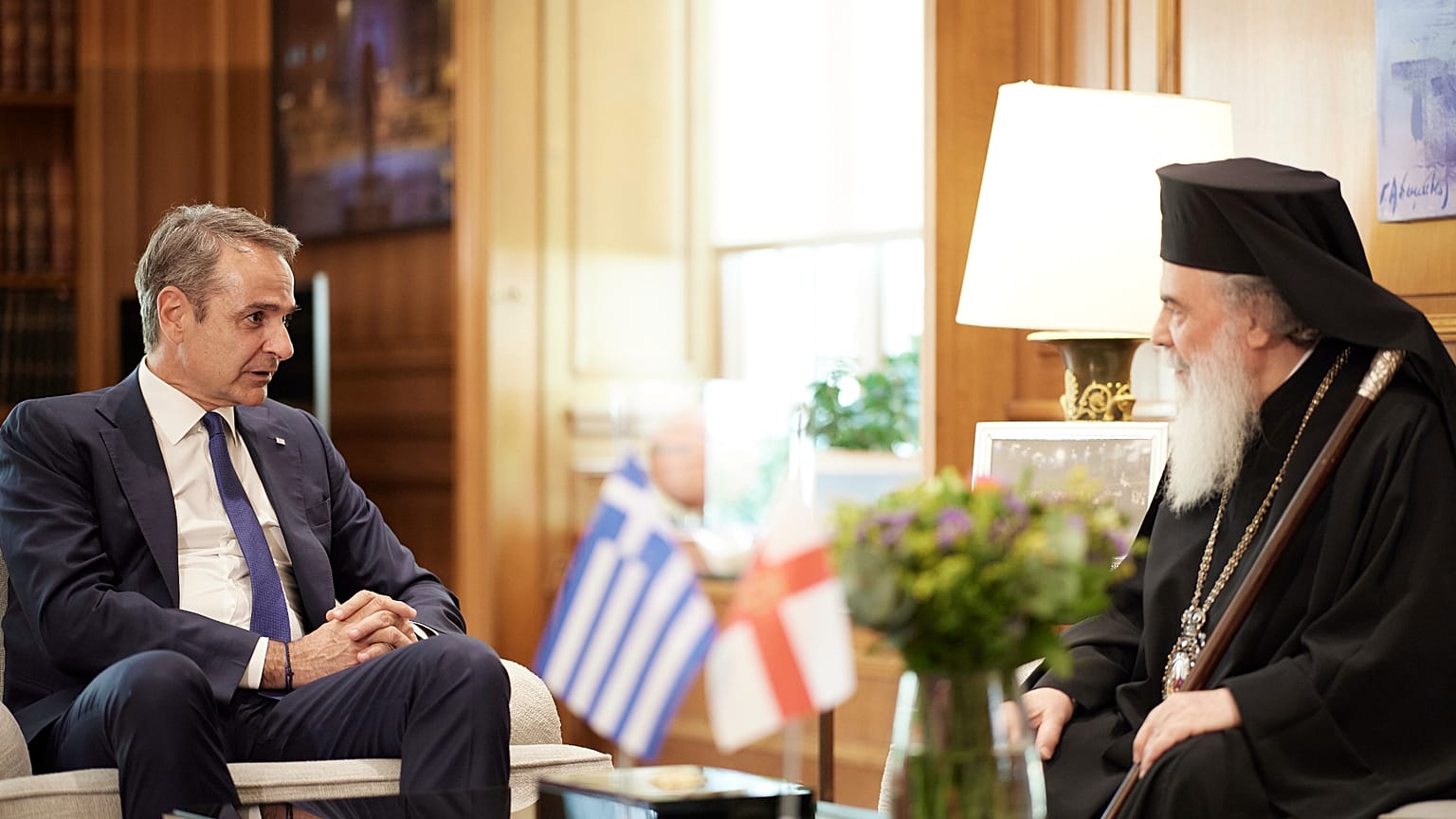 Ο Πρωθυπουργός Κυριάκος Μητσοτάκης συνομιλεί με τον Πατριάρχη Ιεροσολύμων Θεόφιλο Γ΄, κατά τη διάρκεια της συνάντησής τους, στο Μεγάρο Μαξίμου