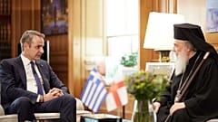 Ο Πρωθυπουργός Κυριάκος Μητσοτάκης συνομιλεί με τον Πατριάρχη Ιεροσολύμων Θεόφιλο Γ΄, κατά τη διάρκεια της συνάντησής τους, στο Μεγάρο Μαξίμου