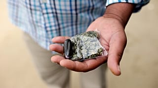 Traficante de droga posa com produtos de canábis enquanto espera clientes no centro de Lisboa, terça-feira, 27 de maio de 2014