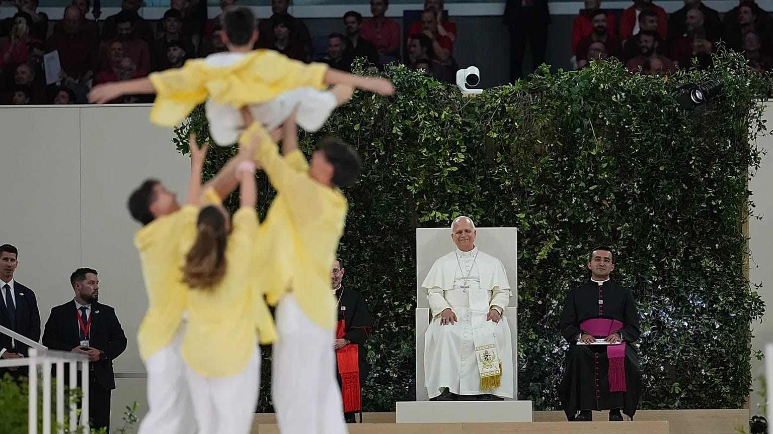 Unos jóvenes realizan una actuación para el Papa León XIV durante un encuentro con la comunidad diocesana en el Bernabéu, el 8 de junio de 2026.