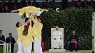 Unos jóvenes realizan una actuación para el Papa León XIV durante un encuentro con la comunidad diocesana en el Bernabéu, el 8 de junio de 2026.