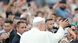 El Papa León XIV bendice a un niño a su llegada al estadio Santiago Bernabéu de Madrid, España, con motivo de un encuentro con la comunidad diocesana, el 8 de junio de 2026