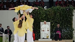 Unos jóvenes realizan una actuación para el Papa León XIV durante un encuentro con la comunidad diocesana en el Bernabéu, el 8 de junio de 2026.