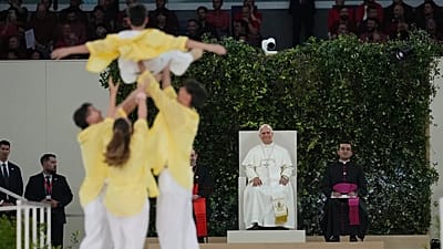 Unos jóvenes realizan una actuación para el Papa León XIV durante un encuentro con la comunidad diocesana en el Bernabéu, el 8 de junio de 2026.
