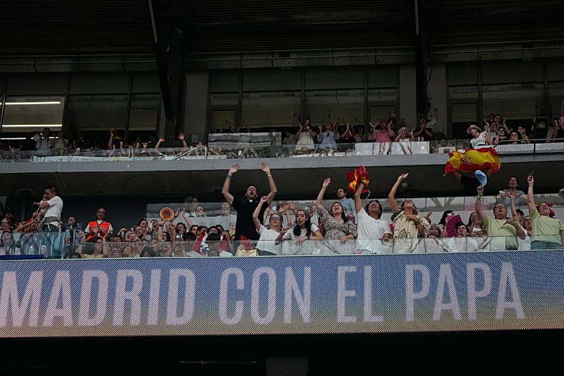 Los fieles asisten a un encuentro con el Papa León XIV y la comunidad diocesana en el estadio Santiago Bernabéu de Madrid, España, el 8 de junio de 2026.