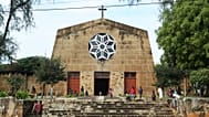 ARQUIVO (29.04.2019): Nesta segunda-feira, crianças brincam em frente a uma igreja católica romana na cidade de Pemba, na costa nordeste de Moçambique