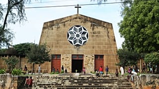 ARQUIVO (29.04.2019): Nesta segunda-feira, crianças brincam em frente a uma igreja católica romana na cidade de Pemba, na costa nordeste de Moçambique