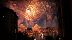 Über dem Genfersee erhellt ein Feuerwerk in der Nacht das Fest Fête de Genève in Genf, Schweiz.