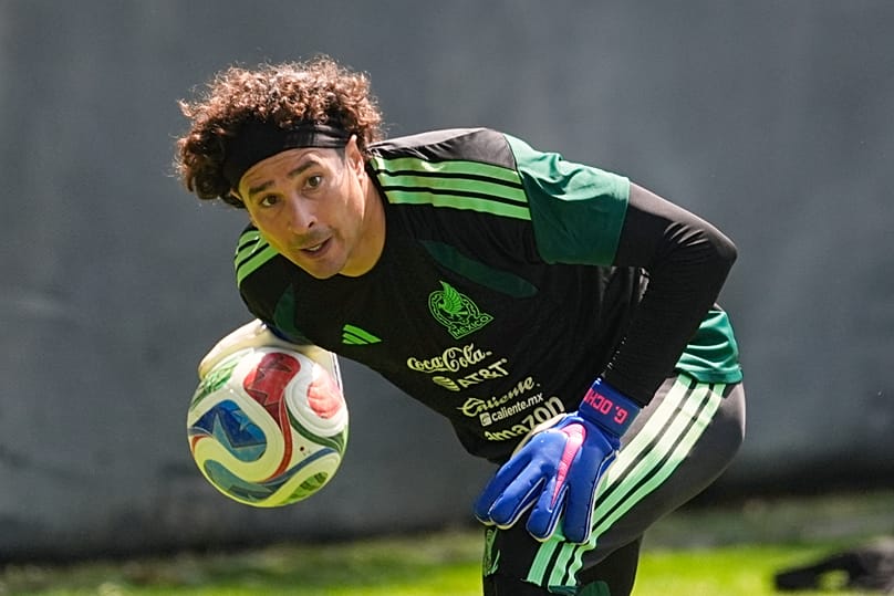 A mexikói kapus, Guillermo Ochoa a Portugália elleni barátságos mérkőzés előtti edzésen Mexico Cityben 2026. március 26-án