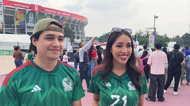 Adeptos mexicanos de futebol reúnem-se no exterior do Estádio Cidade do México em 7 de junho de 2026.