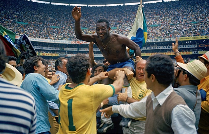 ARQUIVO - Pelé, do Brasil, é carregado em ombros pelos colegas depois da vitória na final do Mundial, no Estadio Azteca, na Cidade do México, em 21 de junho de 1970.