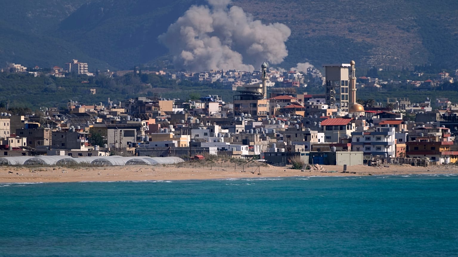 Humo se eleva tras un ataque aéreo israelí que alcanzó la localidad de Qlaileh, visto desde la ciudad portuaria de Tiro, en el sur de Líbano, martes dos de junio de 2026.